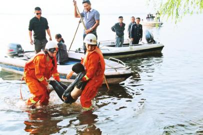救援人员找到其中一名溺亡的大学生.
