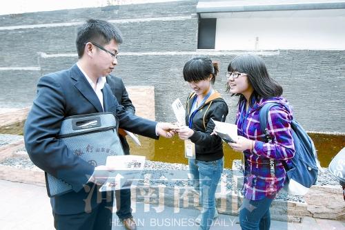郑州30名大学生体验生存挑战：身无分文穿越郑州