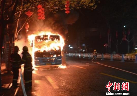 图为起火燃烧的公交车。 韩加桂 摄