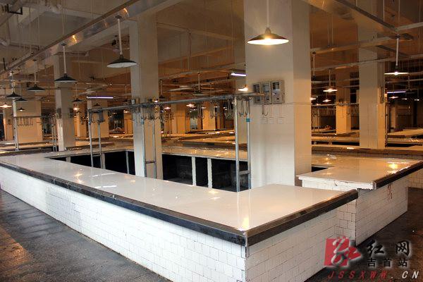 改造后的市场彻底改变了原农贸市场摊位布局不