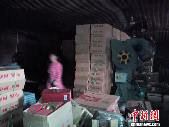 河南封丘一黑工厂造名酒包装距工商局仅1500米（图）
