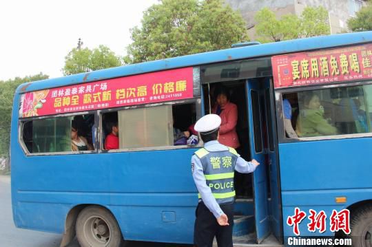 湖北荆门农村校车隐患8座面包车塞18人被查（图）
