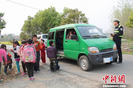 湖北荆门农村校车隐患 8座面包车塞18人被查(图)