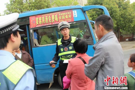 湖北荆门农村校车隐患 8座面包车塞18人被查(图)