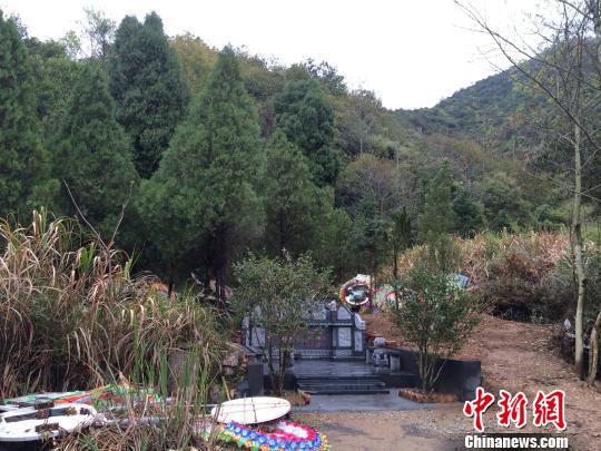 图为：建在三门县横渡镇东屏村东面的坟墓。　张骏　摄src=