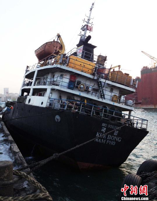 图为倾斜的朝鲜籍货轮“KUKBUNG”。 夏永彬 摄