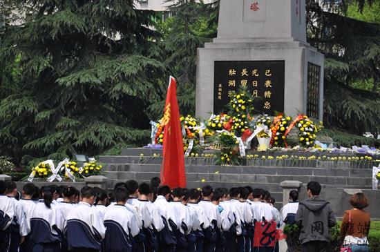 来到市文化宫常德会战抗日纪念碑前祭奠英烈,表达对烈士的崇敬之情