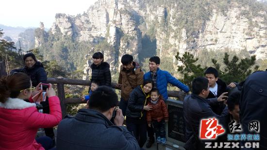 游客钟情黄石寨景区张家界地貌