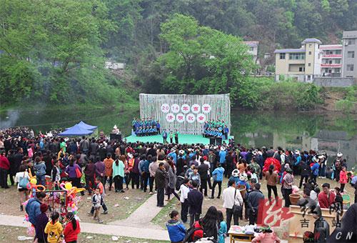 现场人气高涨,气氛热烈