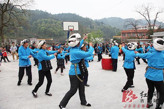 乡亲们自娱自乐,载歌载舞