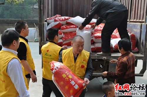 美心工程志愿者们为当地村民发放救助粮食。
