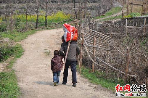 领到粮食的爷孙俩往家赶去。
