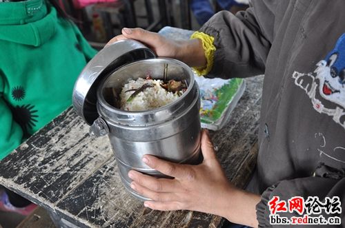 少数“富裕”家庭的孩子能吃上这样的午饭。