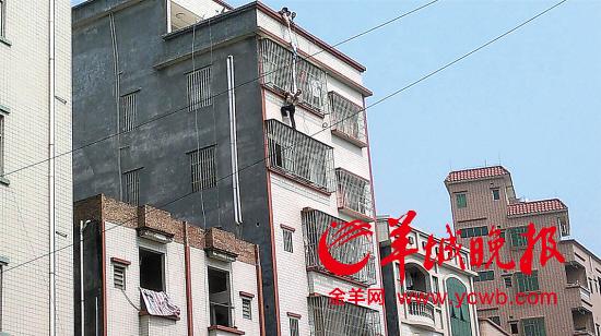 “托举哥”用被单做绳救下6岁女童
