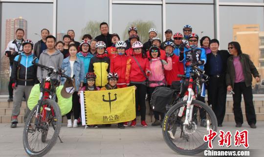 河北小伙携未婚妻骑单车去台湾倡导低碳环保