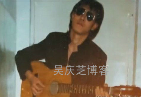 在中央音乐学院附中读书时，韩磊扮齐秦模样自弹自唱。