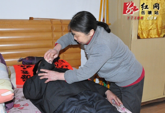 张银华正在帮丈夫按摩