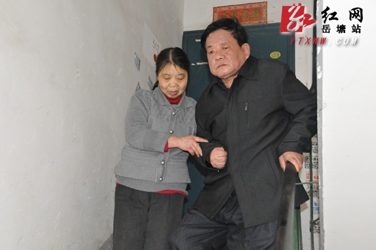 张银华搀扶丈夫下楼