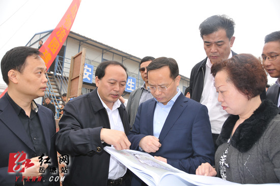 助推省重点项目建设 谈文胜到金阳城项目现场办公