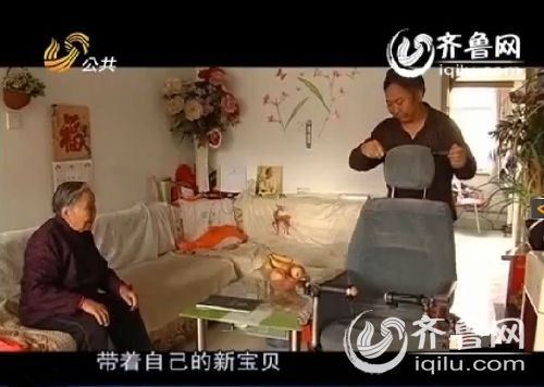 老母亲腿脚不便,淄博市临淄区齐都镇赵王村的翟大叔发明了一种能自己“爬楼梯”的轮椅。