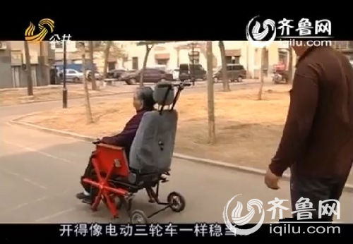 在小区的平路上,八十四岁的老太太童心未泯,只用几分钟就学会了单人操作轮椅的流程,把这轮椅开得像电动三轮车一样稳当。