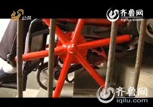 翟大叔大胆创新、独家设计、自主生产的“六腿凹轮”,有了它,轮椅就可以“爬楼梯”了。