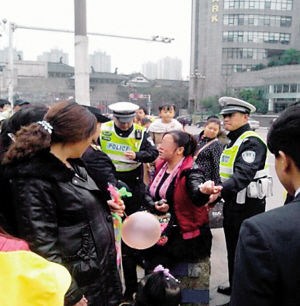 鲁师傅拍下民警劝解女子不要轻生的照片