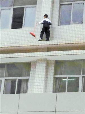 深圳一初中生4楼窗台扫地人大代表痛批学校