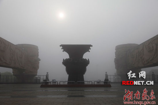 9日清晨,长沙市四羊方尊广场雾气中透着磅礴大气。摄影:姚宏权