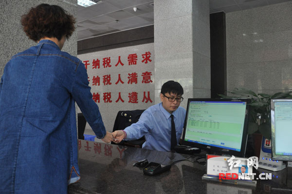 活动中，全市200名纳税人代表将陆续被安排到各办税服务厅当1--2天的“办税员”