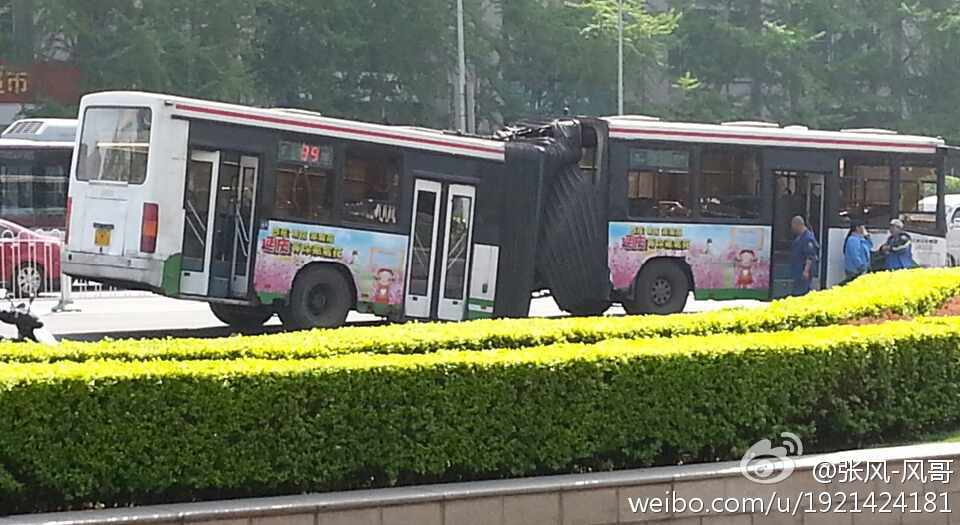 北京一公交车转弯时“拦腰折断”