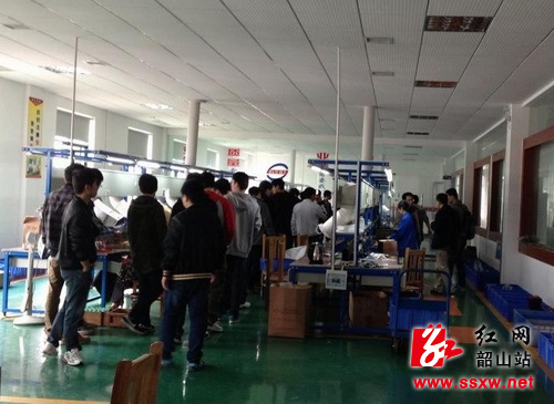 学子们深入车间了解情况