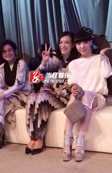 李艾吴莫愁亲密合照 网友:李艾被打马赛克