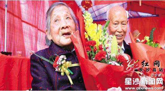 泉塘社区粟应兰、范发祥老夫妻今年双双步入90岁高龄，昨日合办180岁大寿。夫妻俩称要继续这样和睦美满地活过一百岁。刘晓东摄