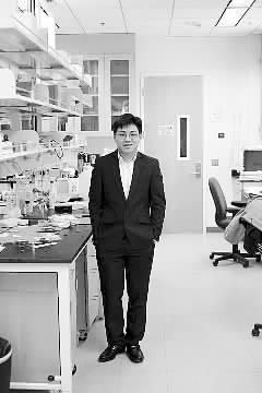 王勇在美国时曾将自己在实验室的照片传给同学看。