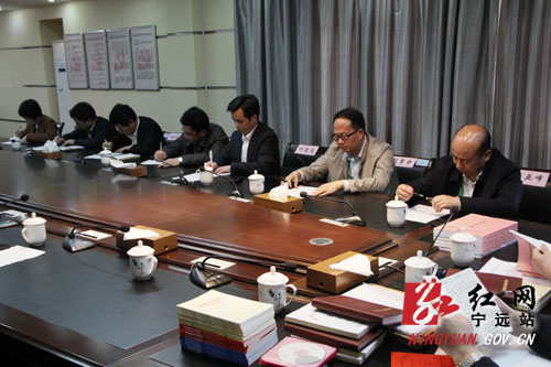 县领导专心致志答题