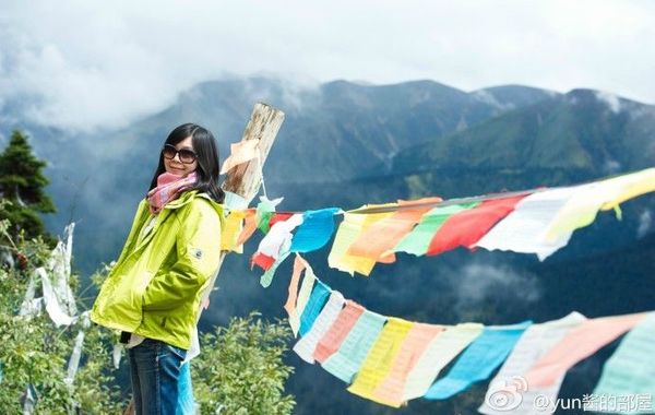 马来西亚《新海峡时报》6号援引沙巴州东部安全区总监穆罕穆德 门特的话报道，2日晚遭绑架的中国女游客家属已接到绑匪的电话。一名绑匪代表在电话中称人质目前安全，但并未提出任何要求。