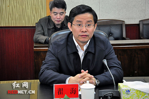郴州市长瞿海表示，对历史欠账要逐步偿还，对新的污染，要严格控制，郴州严格控制乱采乱挖。