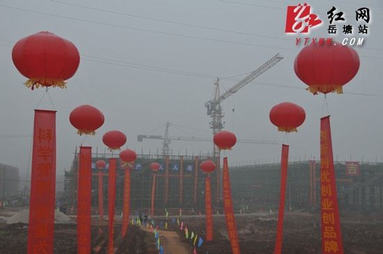 金阳城项目一期交易区封顶现场