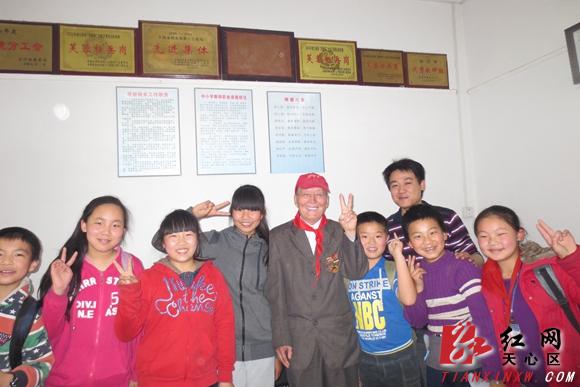 吴老给张校长和孩子们签名并合影