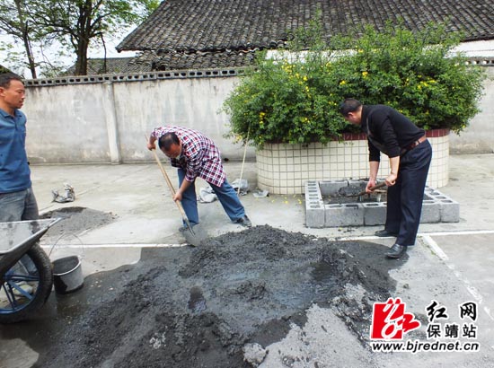 党员们正在为龙家村小修建旗台