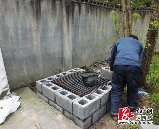 村民在为龙家小学修建垃圾围