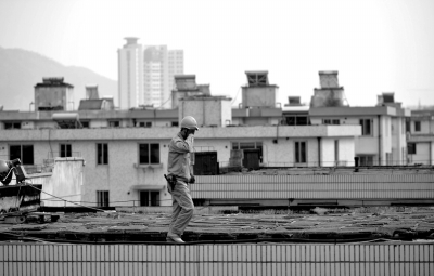 工作人员正在对事发小区周边的楼栋进行安全排查。A20-A21版图片京华时报记者潘之望摄src=