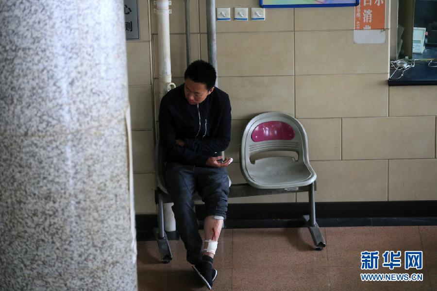 4月10日,一名伤势较轻的飞行员在北京市密云县医院接受救治。 新华社发