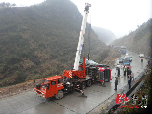 弯急路滑车辆侧翻 交警全力救援处险情