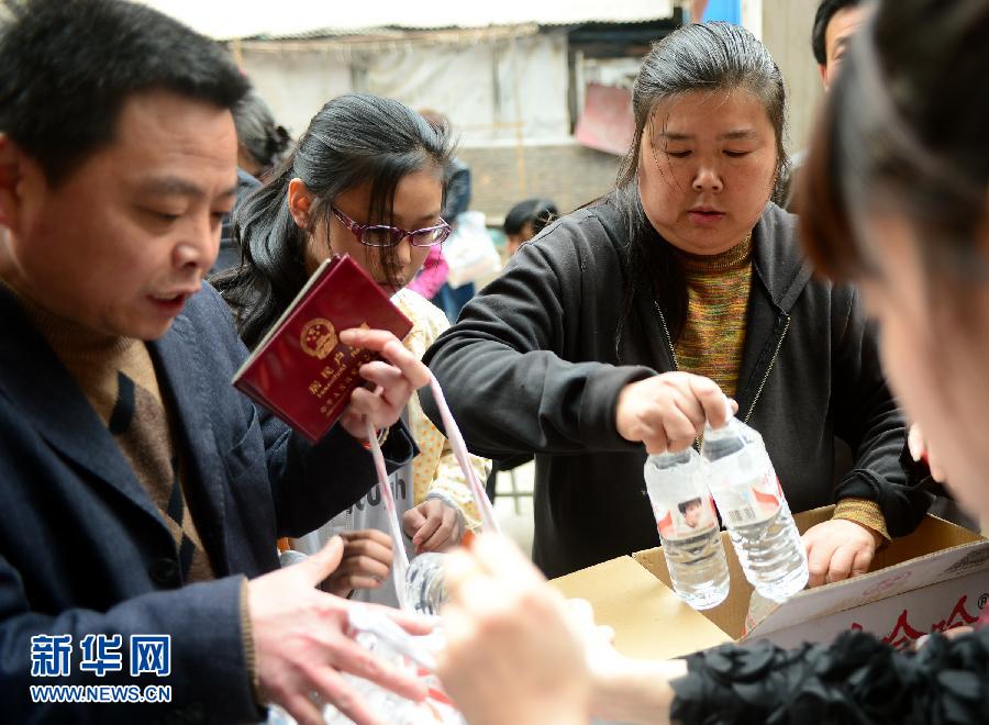 　　 4月12日，在兰州市城关区农民巷西社区，居民正在领取纯净水。 4月11日，兰州突发自来水苯超标事件。针对这一事件影响居民饮用水安全的问题，兰州市政府采取相应措施，保障瓶装水货源的供应；组织消防、环卫等相关部门，为居民定点、定时送水。新华社记者 张锰 摄 