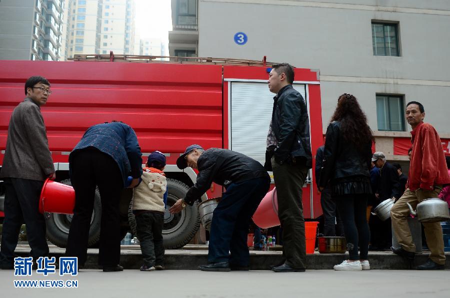 　　 4月12日，在兰州市区一居民小区内，居民正在排队等待接水。 4月11日，兰州突发自来水苯超标事件。针对这一事件影响居民饮用水安全的问题，兰州市政府采取相应措施，保障瓶装水货源的供应；组织消防、环卫等相关部门，为居民定点、定时送水。新华社记者 张锰 摄 