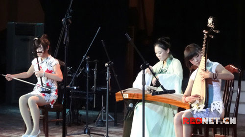 湘潭大学2012年四院联合迎新晚会上，刘子寒（中）演奏古筝。资料图