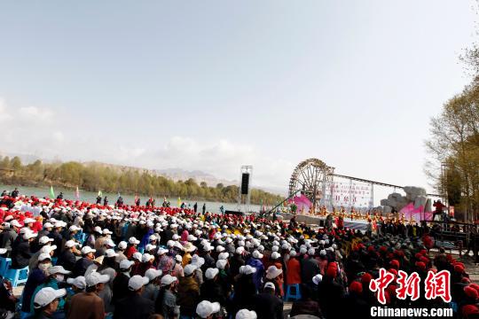 4月12日,2014年青海?贵德第九届黄河文化旅游节开幕. 胡友军 摄