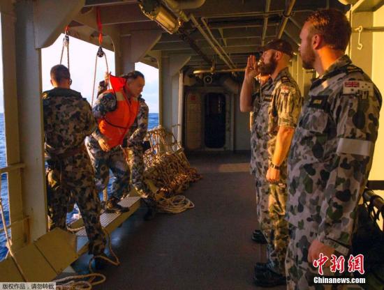 据澳大利亚海军4月11日发布的图片显示，中澳海军海上联合搜寻失联客机。据悉，澳大利亚总理当天表示，澳方执行搜寻失联客机任务的搜救人员已获知黑匣子的大致位置。